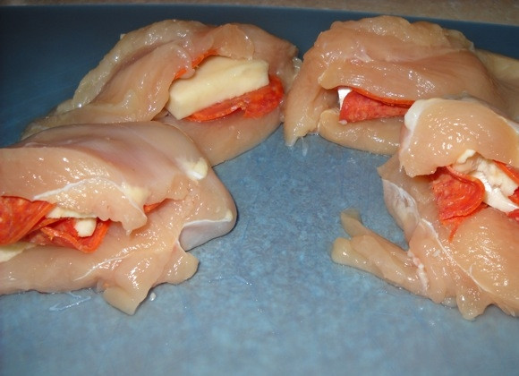 1. Этап. Куриные грудки, фаршированные сыром и пепперони: 4. В карманчик выложите ломтик сыра и пепперони.