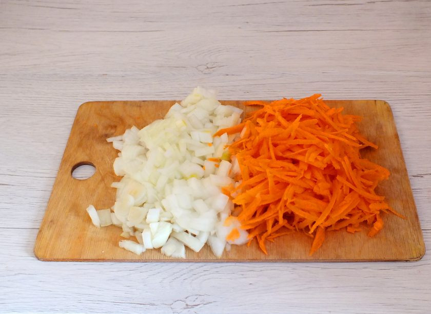 1. Этап. Чечевичный суп с говядиной: Лук нарежьте мелким кубиком, морковь натрите на крупной терке. Обжарьте овощи в 3 ст.л. растительного масла до мягкости.