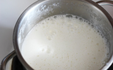 1. Этап. Кайзершмаррн с творогом: 9. К яично-сахарной смеси домешиваем творог, муку и крахмал. Взбиваем и добавляем кипяченое молоко. Мешаем, - соус готов!