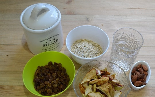 1. Этап. Быстрая овсяная каша: 1. Первым делом ставим кипятить воду на кашу и готовим все добавки.