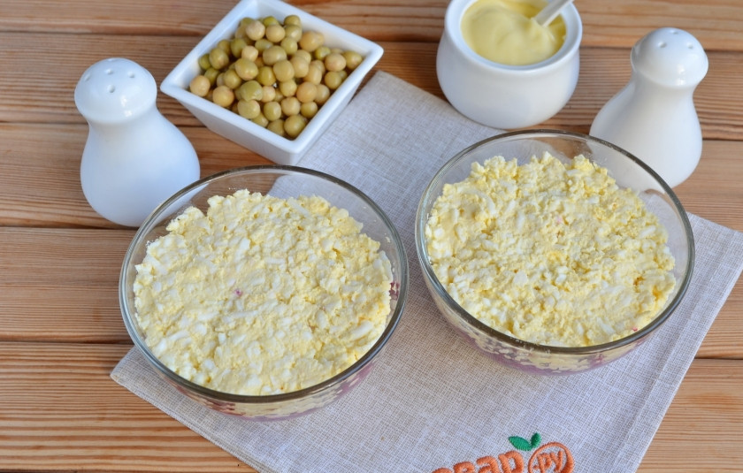 1. Этап. Салат Простушка: Затем — слой яичный.