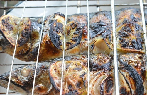 1. Этап. Скумбрия на углях: Когда угли будут готовы, размотайте рыбу и выложите ее на решетку для барбекю прямо с колечками лайма и лука. Обжаривайте рыбу с каждой стороны по десять минут до полной готовности.