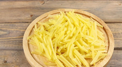 1. Этап. Салат Гнездо глухаря с огурцом: 6. Картофель очистите, нарежьте тоненькими брусочками.