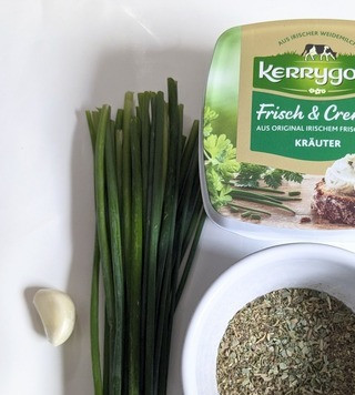 1. Этап. Тыква, фаршированная креветками и сыром: Для начинки ополоснуть лук под проточной водой, смешать травы. Можно использовать ваши любимые, я взяла розмарин, базилик и тимьян.