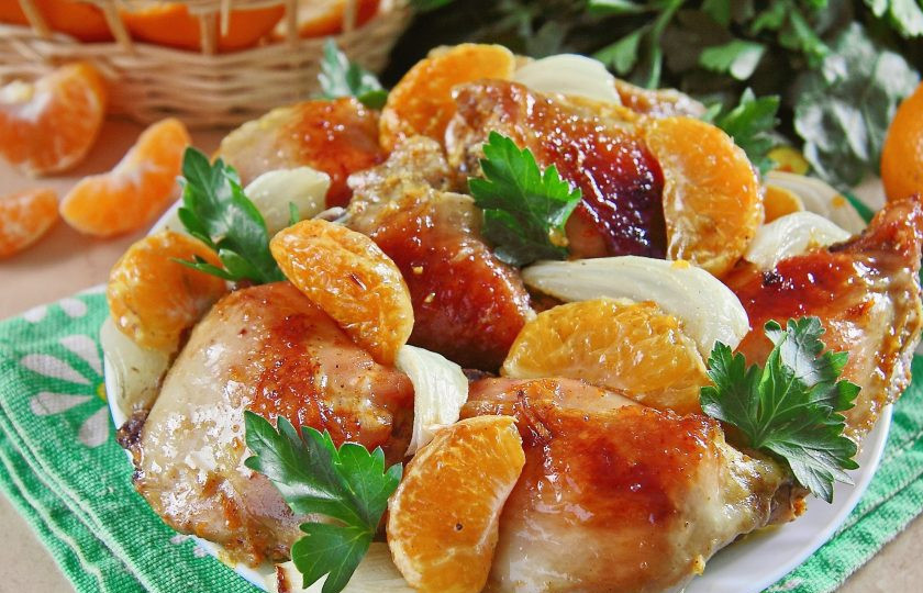 1. Этап. Курица в мандаринах: Положите курицу на общее блюдо, добавьте запеченный лук и дольки мандаринов. Полейте образовавшимся соком и украсьте свежей зеленью. Приятного аппетита!