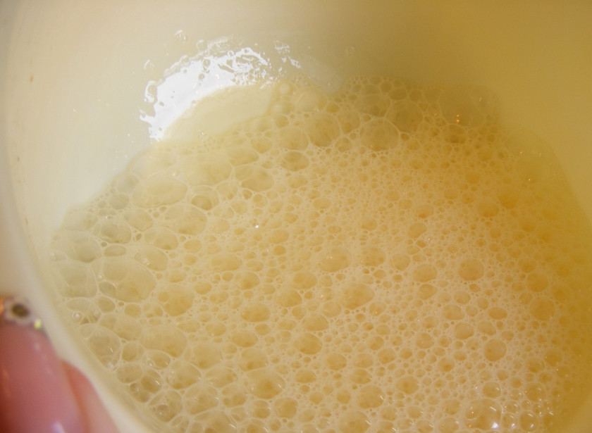 1. Этап. Шарлотка с черникой: 2. Яйца взбиваем миксером.