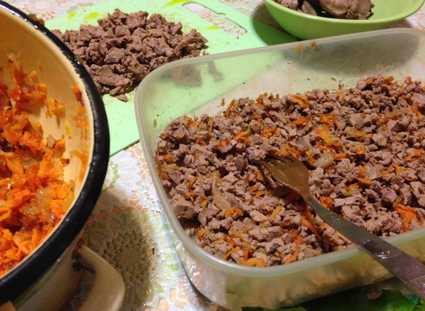 1. Этап. Рулет из лаваша с корейской морковкой: Куриную печень отварите и порежьте мелко. Затем добавьте к ней обжаренные лук и морковку.
