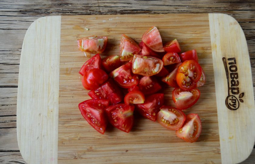 1. Этап. Салат из помидоров и кабачков на зиму: Помидоры также порежьте на средние куски, при желании можно снять кожицу, ошпарив помидоры кипятком.