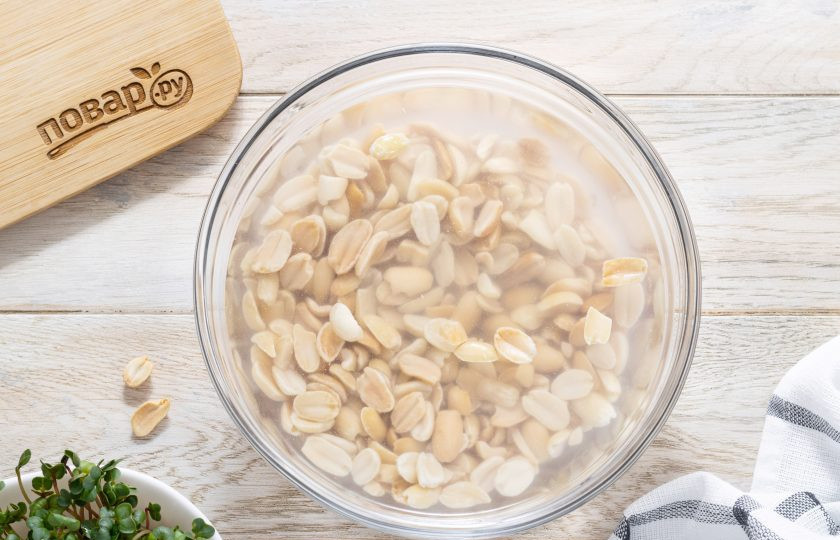 1. Этап. Сыр из арахиса: Арахис предварительно замочите в воде минимум на 2 часа, можно на ночь.