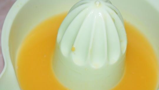 1. Этап. Говядина, тушенная со сладким перцем: Из этого же апельсина выжмите сок.