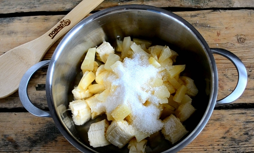 1. Этап. Банановое масло: Всыпьте сахар, влейте сироп из ананаса и лимонный сок.