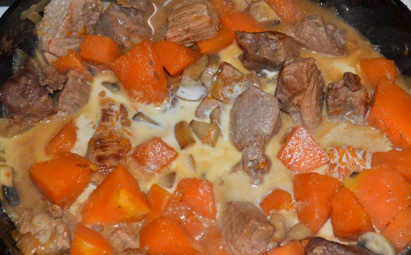 1. Этап. Свинина с тыквой: Сливки смешайте с мукой и добавьте в рагу. Перемешайте и готовьте пару минут. Попробуйте на соль, при необходимости немного досолите, поперчите по вкусу.