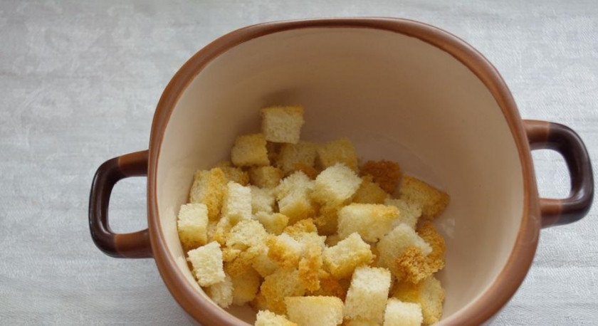 1. Этап. Салат Марсель: 9. Подрумяненные сухарики достать и немного остудить. Салат Марсель в домашних условиях готов. Осталось добавить сухарики и подавать его к столу.