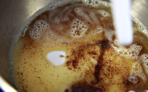 1. Этап. Тыквенный хлеб с орехами: 2. Взбить коричневый сахар и сливочное масло в большой миске.