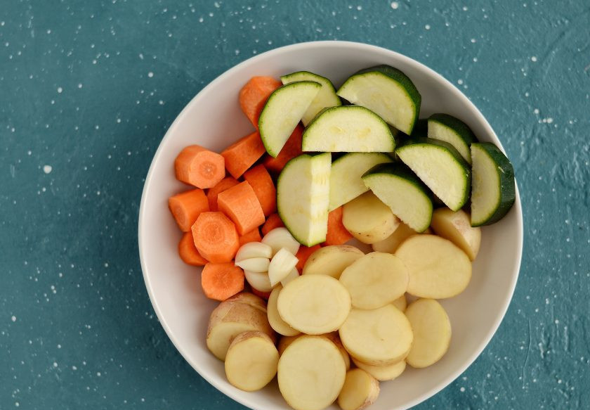 1. Этап. Глазированные овощи: Нарежьте овощи на одинаковые ломтики среднего размера.