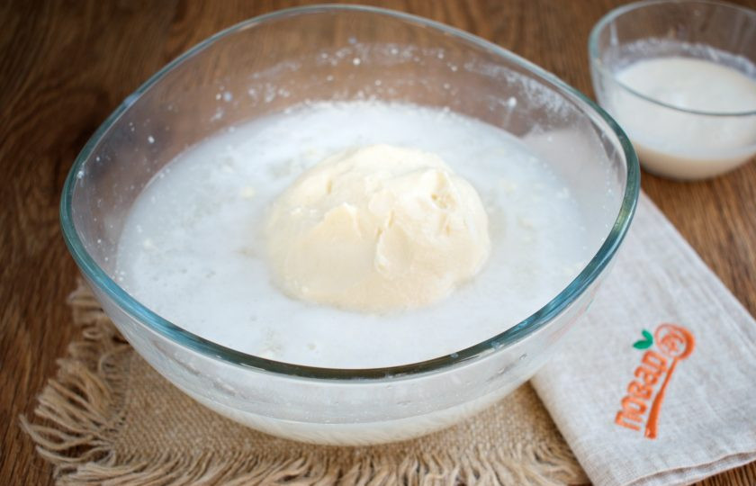 1. Этап. Масло из козьего молока: Продолжайте взбивать сливки до тех пор, пока они не начнут собираться в комок. Затем тщательно промойте получившееся масло в ледяной воде, выжимая его от пахты. Если плохо промыть масло, оно быстро скиснет.