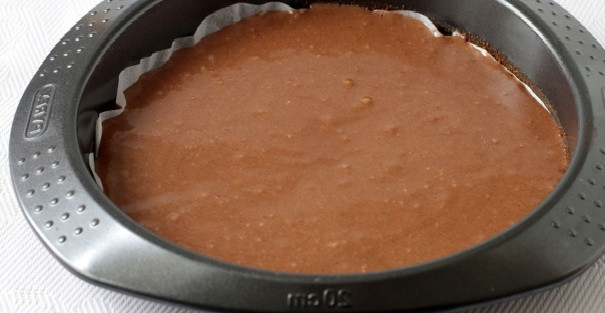 1. Этап. Торт сметанный классический рецепт: 6. Выпекается корж довольно быстро - около 20 минут. Пока первый остывает, можно отправить в духовку коричневый корж.