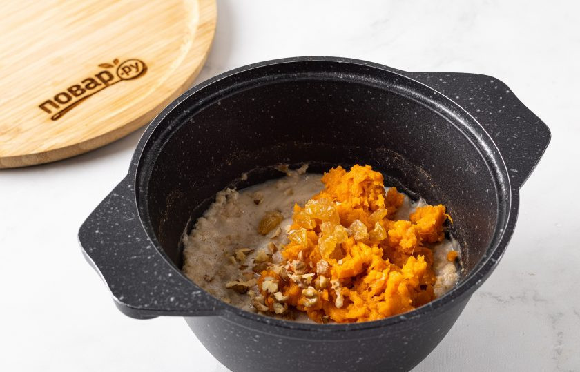 1. Этап. Каша с бататом: Добавьте пюре из батата, изюм и мелко порубленные грецкие орехи.