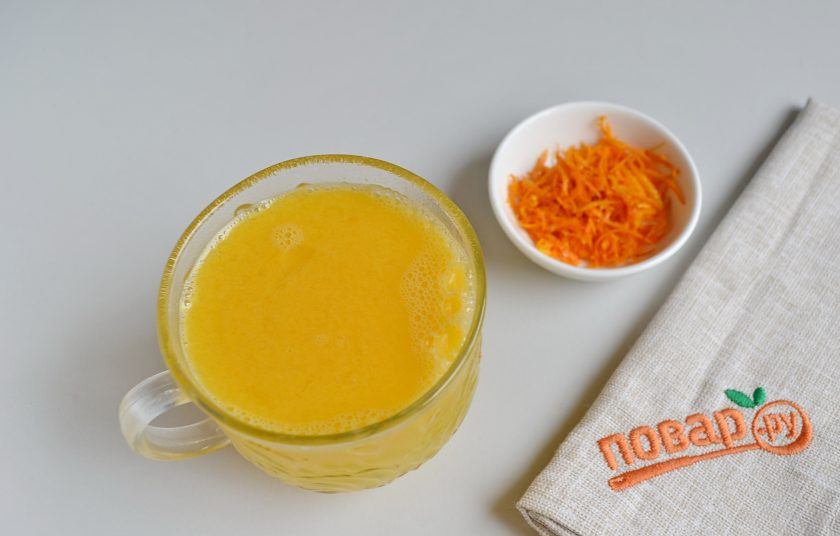 1. Этап. Креп Сюзетт (Crepe Suzette): 10. Пока сахар на плите, вымойте апельсины, снимите цедру и отожмите сок.