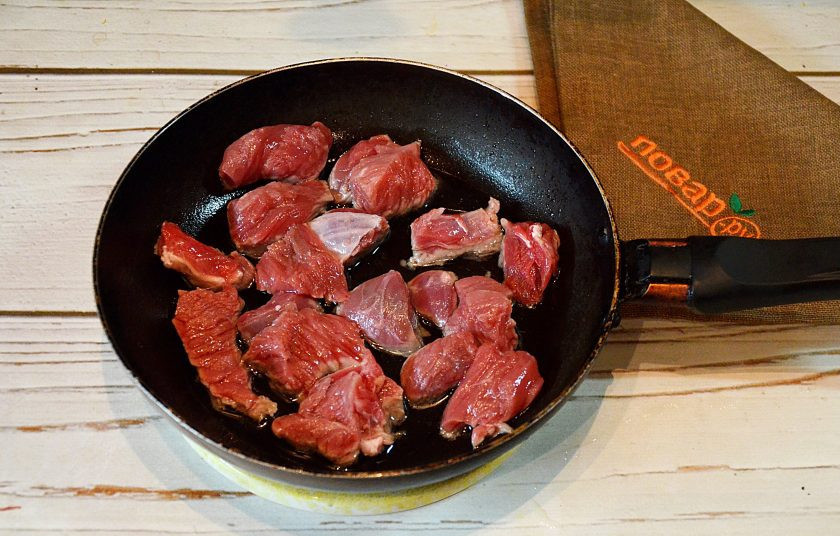 1. Этап. Говядина, жареная на сковороде: 2. На сковороде разогрейте масло, выложите кусочки мяса.