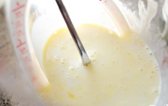 1. Этап. Ванильные кексики: 2. Просеять вместе муку и соль в большую миску. Отложить в сторону. Смешать яйца, пахту, ванилин, соду и уксус в отдельной миске.