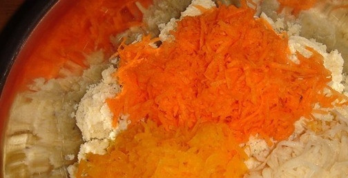 1. Этап. Котлеты из тыквы с картофелем: Вымойте и очистите от кожицы морковь, картофель и тыкву. Натрите все овощи на мелкой терке. Переложите их в миску с окарой.