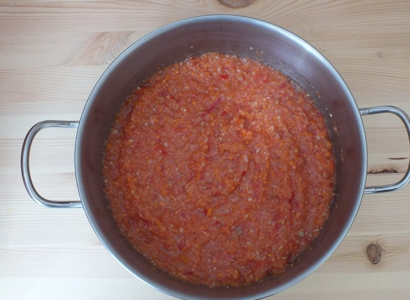 1. Этап. Острый салат из кабачков на зиму: Овощи измельчите в блендере или в мясорубке. Перелейте в кастрюлю с толстым дном. Добавьте сахар, соль, черный перец, масло растительное и поставьте на огонь чуть ниже среднего. Проварите после закипания 25 минут.