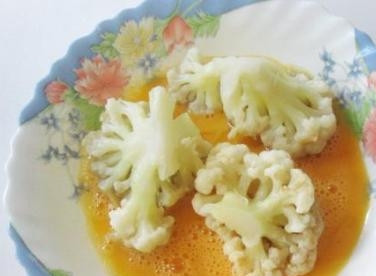 1. Этап. Цветная капуста в яйце: Обмакиваем каждое соцветие во взбитые яйца.