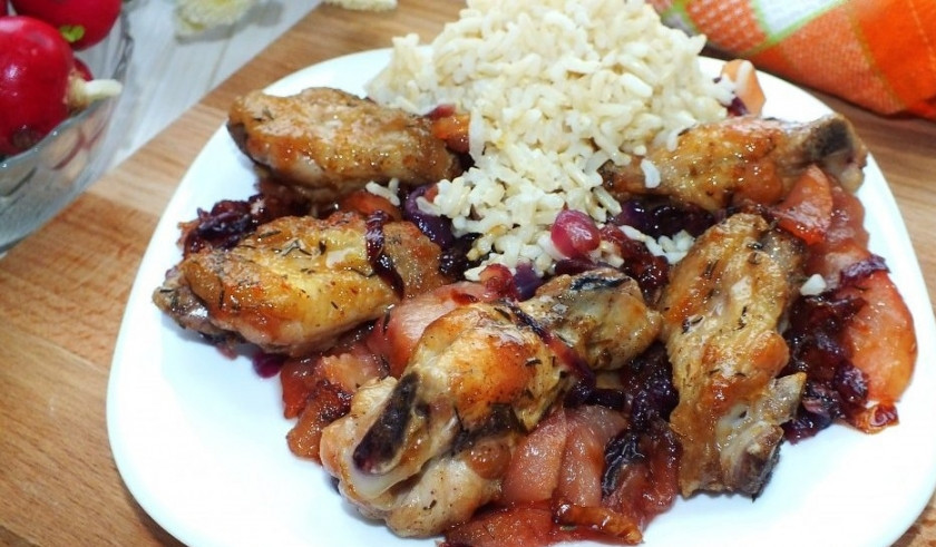 1. Этап. Крылышки в минералке на луковой подушке: В конце положите крылышки на лук. Приятного аппетита!