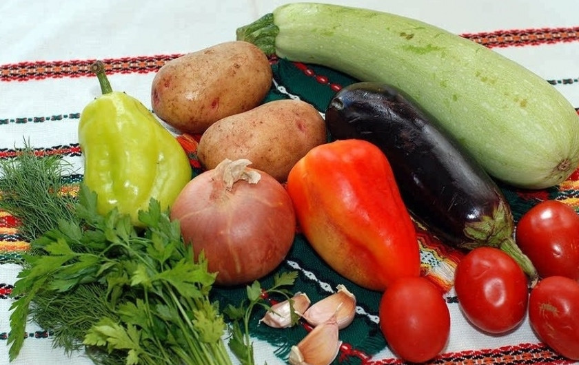 1. Этап. Овощи в горшочке: 1. Это потрясающее блюдо, которое быстро готовится и является невероятно полезным. Вообще, овощи отправляются в горшок сырыми, но при желании их можно немного припустить на растительном масле.