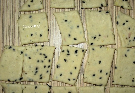 1. Этап. Картофельные крекеры с тунцом Новогодний хруст: И еще проще: вмешайте добавки сразу в тесто, раскатайте и нарежьте на квадраты или прямоугольники.