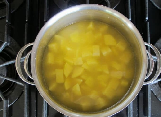 1. Этап. Суп с луком-пореем и картофелем: 1. Картофель почистите и нарежьте на кубики. Поставьте его в бульоне на огонь. Доведите до кипения, а потом варите 25 минут до мягкости.