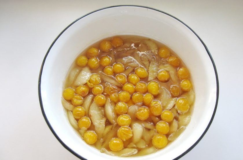 1. Этап. Варенье из груш с алычой: Варенье из груш с алычой готово. Разложите его горячим в стерилизованные банки, закатайте крышками и храните в прохладном месте.