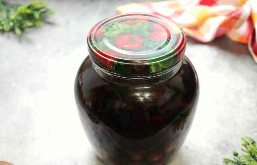 1. Этап. Настойка из черники с крыжовником на самогоне: Процедите напиток через мелкое сито, перелейте в чистую банку и плотно закройте. Уберите настойку еще на неделю в темное сухое место.