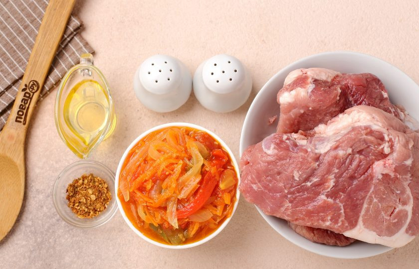 1. Этап. Свинина с лечо: Подготовьте все ингредиенты.