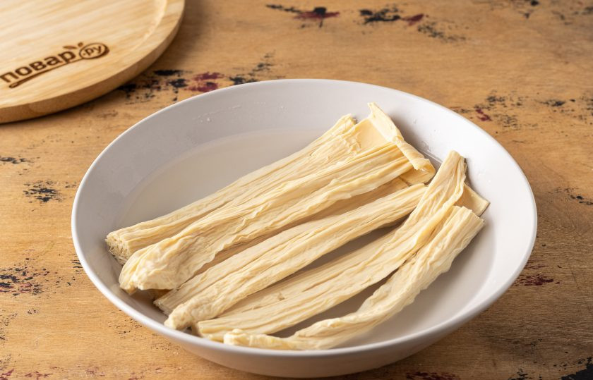 1. Этап. Соевая спаржа с морковью по-корейски: Сухую соевую спаржу замочите на ночь в холодной воде, чтобы она набухла и стала мягкой.