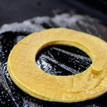 1. Этап. Яичница в тортилье: Растапливаем в сковороде сливочное масло, аккуратно выкладываем наши вырезанные лепешки друг на друга.