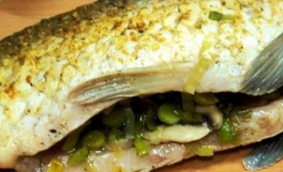 1. Этап. Карп с шампиньонами: Когда грибная начинка немного остынет, начините ею карпа. Брюшко скрепите зубочистками.