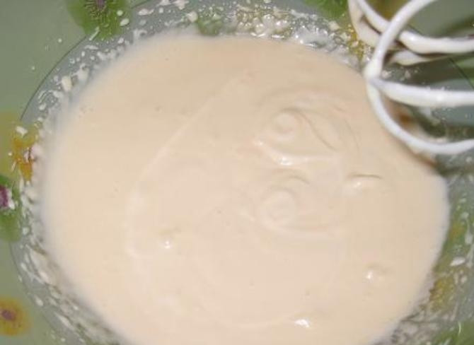 1. Этап. Блины творожные: Растопите масло. Взбейте его с яйцами, солью и сахаром. Протрите творог через сито, добавьте его к этим ингредиентам. Перемешайте.