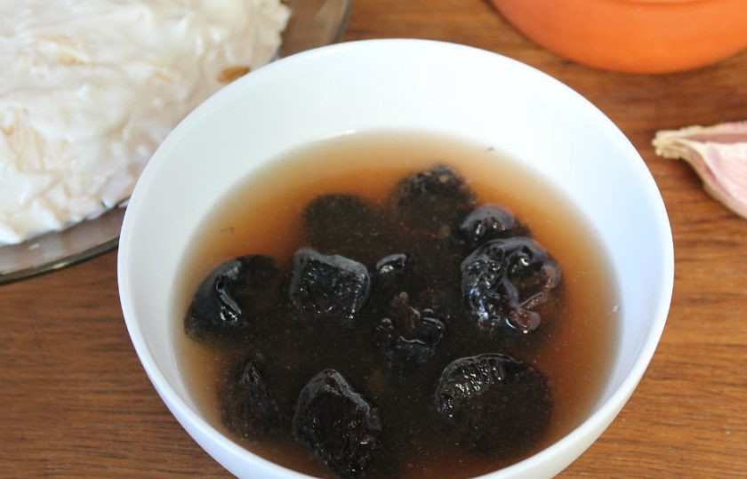 1. Этап. Салат Любовница с черносливом: Чернослив заливаем кипятком с коньяком и оставляем на 10 минут. Затем, перекладываем чернослив на сито.