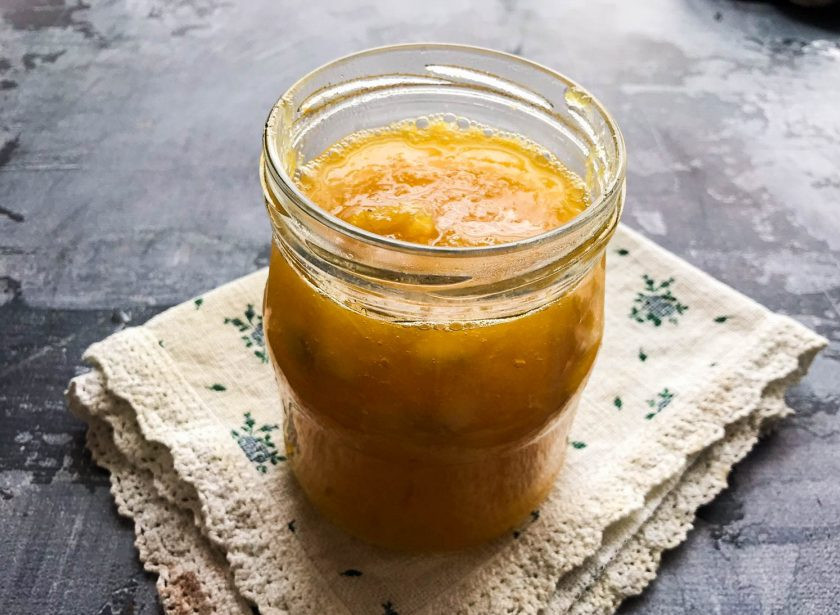 1. Этап. Варенье из бананов и апельсинов: Выложите варенье в стерилизованную банку, остудите, закройте стерилизованной крышкой и отправьте в холод. Из данного количества ингредиентов получилась одна банка объемом 0,5 литра.