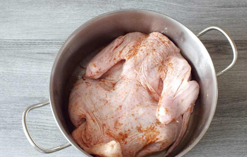 1. Этап. Утка горячего копчения в домашних условиях: Через сутки утку натрите специями. Оставьте при комнатной температуре на 4 часа. За это время переверните её несколько раз.