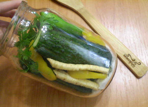 1. Этап. Огурчики с хреном: Уложите огурцы, болгарский и горький перец, корешки хрена.