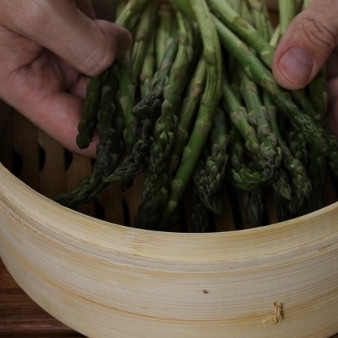 1. Этап. Креветки со спаржей: Кладем в пароварку вымытую спаржу.