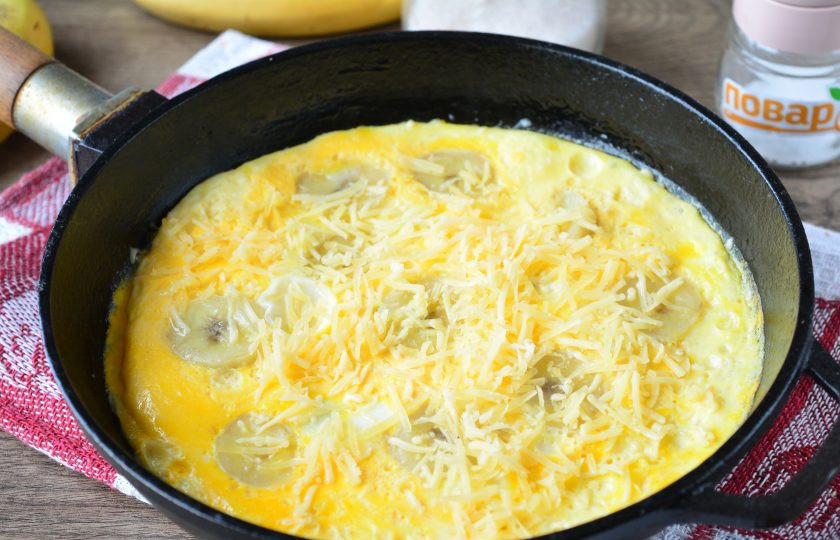 1. Этап. Омлет с бананом и сыром: В конце присыпьте сыром, выключите огонь и прикройте крышкой на 1 минуту. Сыр расплавится.