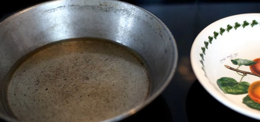 1. Этап. Жареные хрустящие куриные бедрышки: 3. Налейте растительное масло в сковороду (один сантиметр по уровню). Хорошо разогрейте.