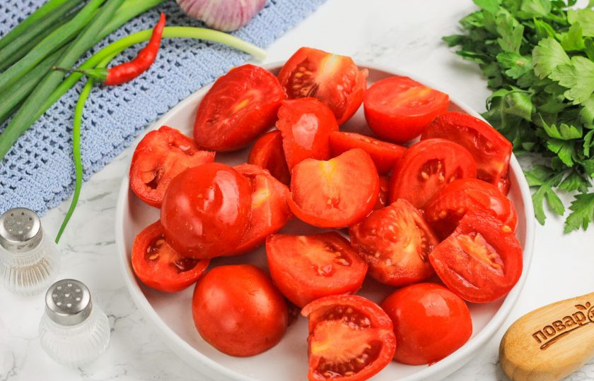 1. Этап. Бродячая аджика: Помидоры разрежьте на несколько частей, если они крупные. Чтобы ломтики пролезли в емкость мясорубки.