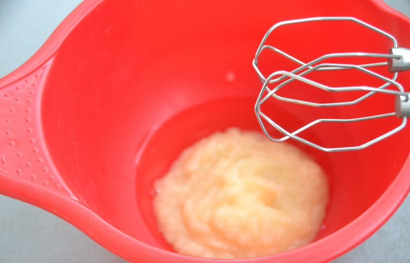 1. Этап. Мятный зефир: В достаточно объемную ёмкость для взбивания переложите 200 грамм яблочного пюре, добавьте 1 яичный белок. Взбейте.