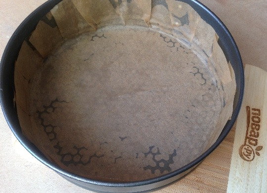 1. Этап. Бисквитный торт с вишней и творожным кремом: 4. Форму для выпечки (24-26 см) застилаем пергаментом.