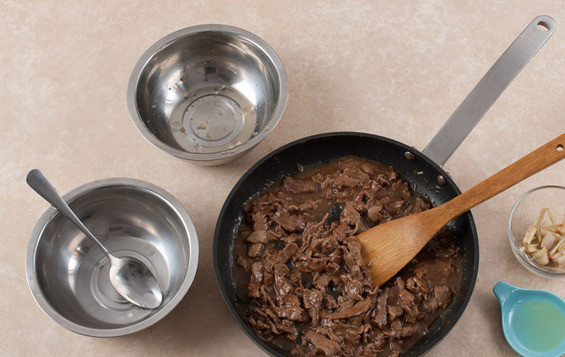 1. Этап. Говядина с базиликом: Разогреваем сковородку, вливаем оливковое масло и на сильном огне обжариваем мясо (удалив лемонграсс), постоянно перемешивая в течение 2 минут. Затем в сковородку влить куриный бульон и смесь с рыбным соусом. Доводим до кипения.